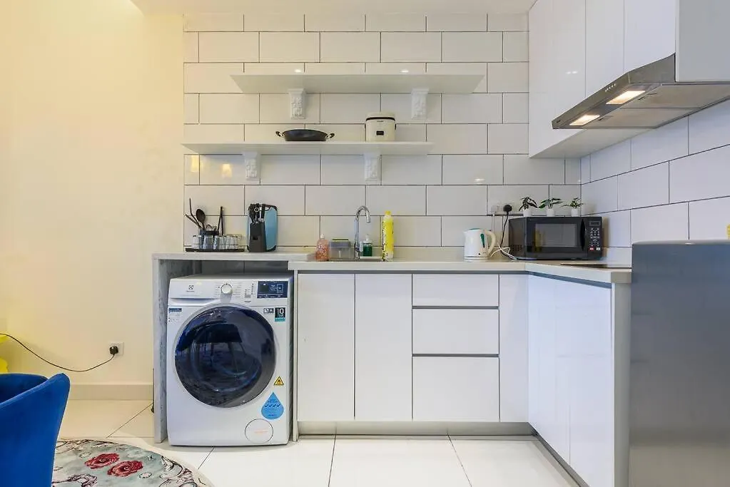 Arte Mont Kiara-Netflix-Balcony-6Pax Apartman Kuala Lumpur 0*,  Malajzia