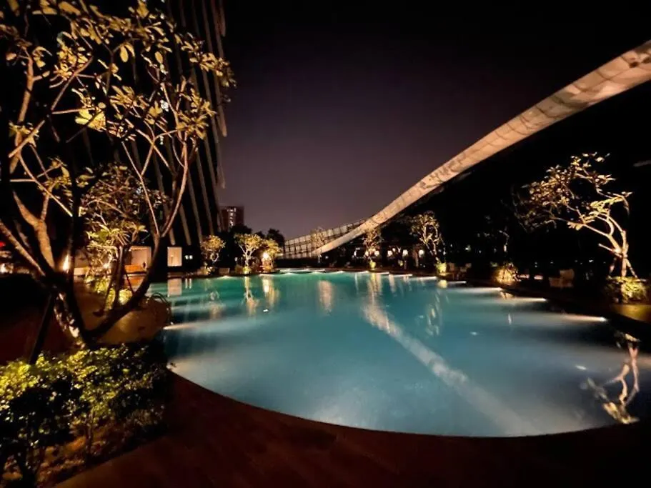 Arte Mont Kiara-Netflix-Balcony-6Pax Apartman Kuala Lumpur Malajzia
