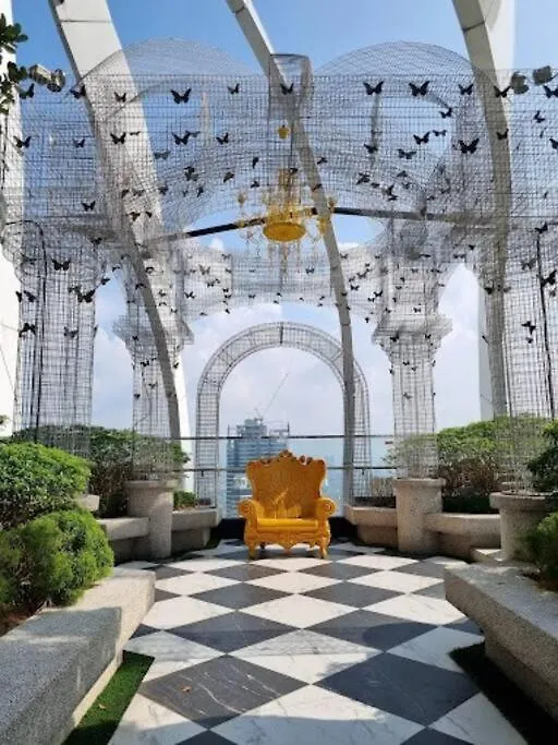 Arte Mont Kiara-Netflix-Balcony-6Pax Apartman Kuala Lumpur Malajzia
